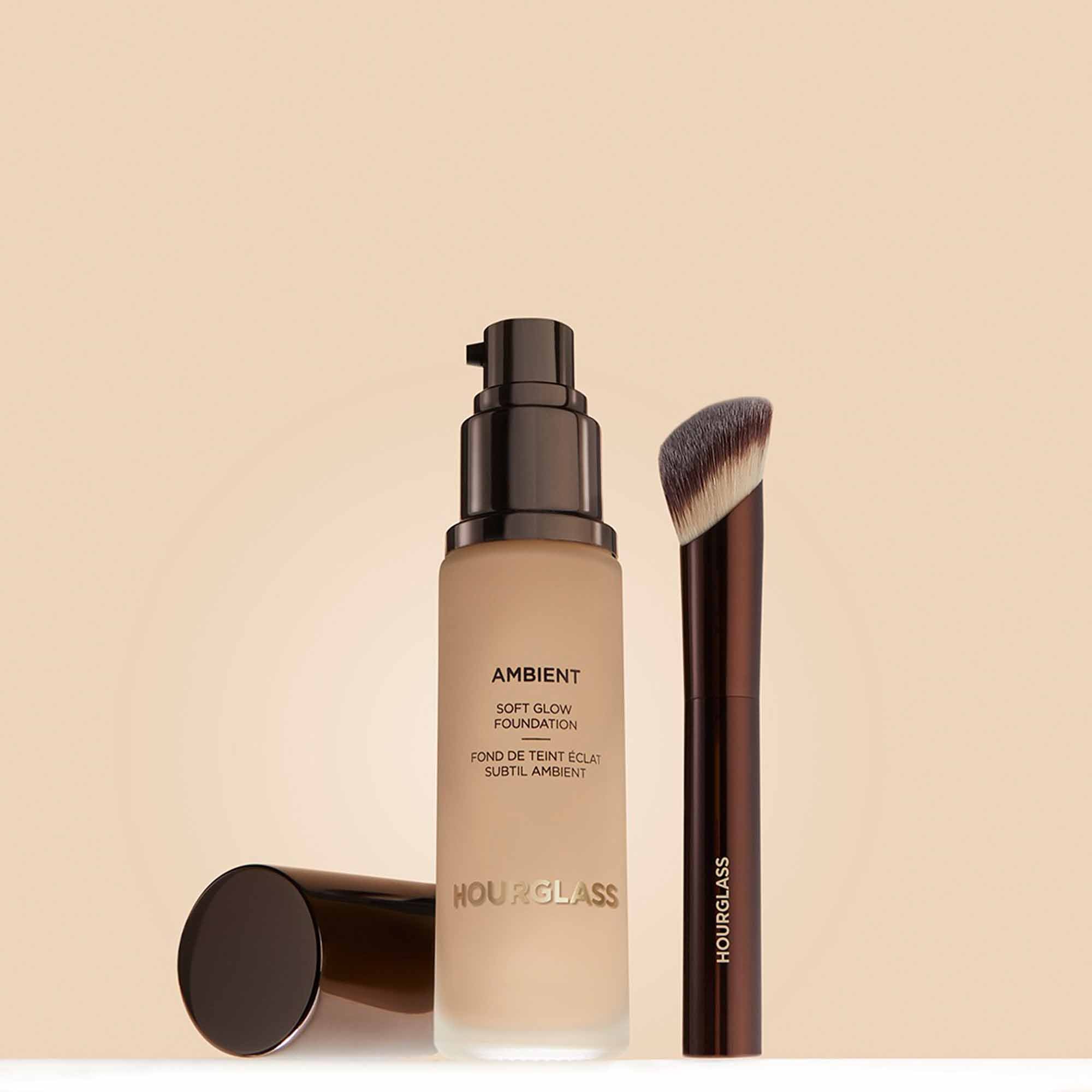 Ambient Soft Glow Foundation Brush - Hourglass / Brocha para base