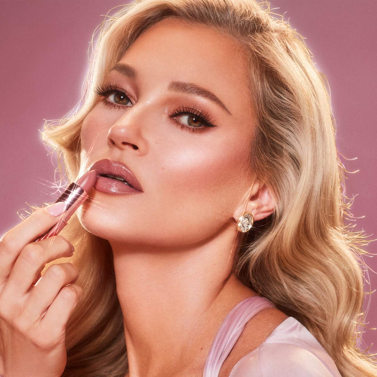 *PREORDEN: K.I.S.S.I.N.G Satin Shine Lipstick - Charlotte Tilbury / Labial hidratante