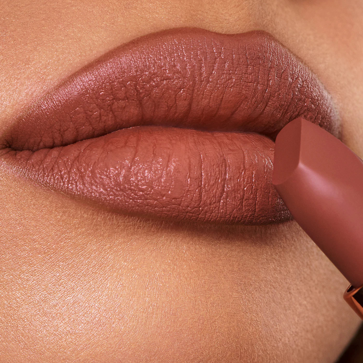 *PREORDEN: Matte Revolution Hydrating Lipstick & Super Nudes - Charlotte Tilbury / Labial de larga duración