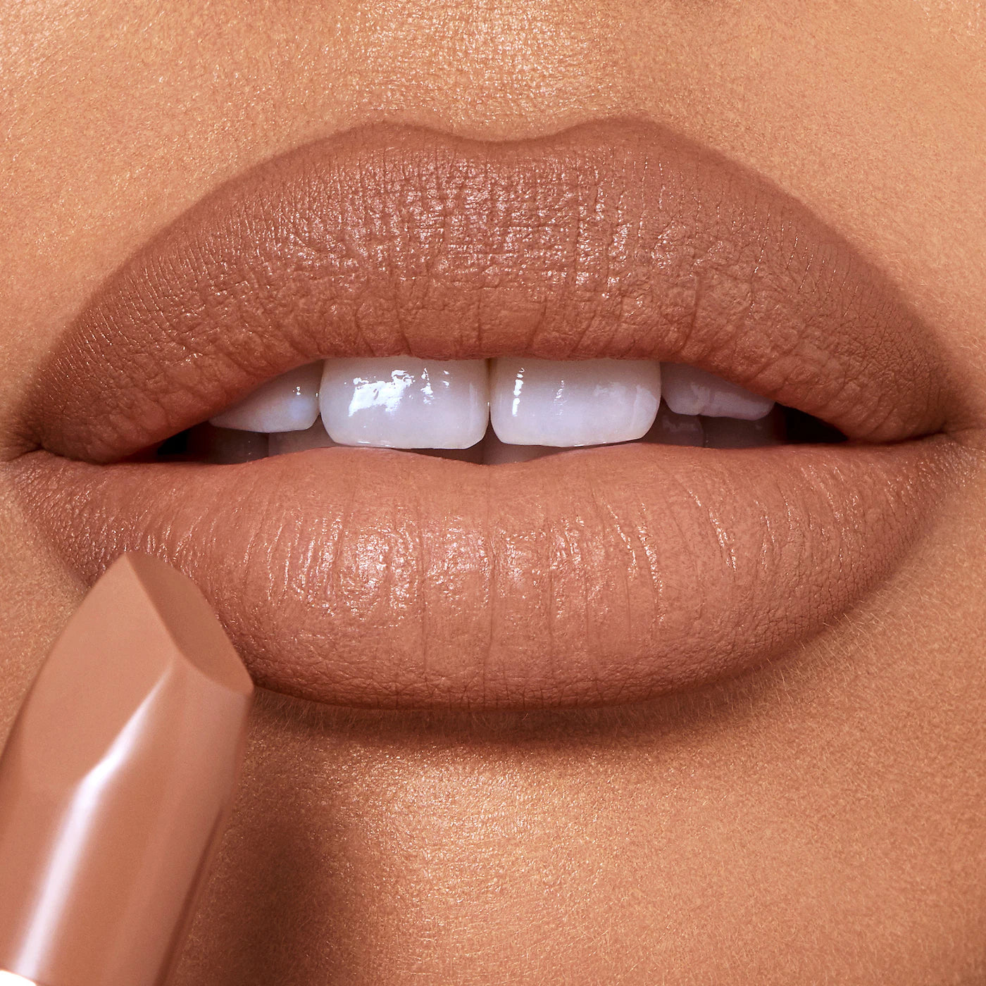 *PREORDEN: Matte Revolution Hydrating Lipstick & Super Nudes - Charlotte Tilbury / Labial de larga duración