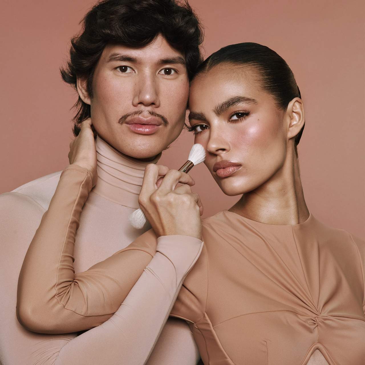 Dual Ended Precision Blush Brush #6 - PATRICK TA / Brocha de dos puntas para rubor en crema y polvo