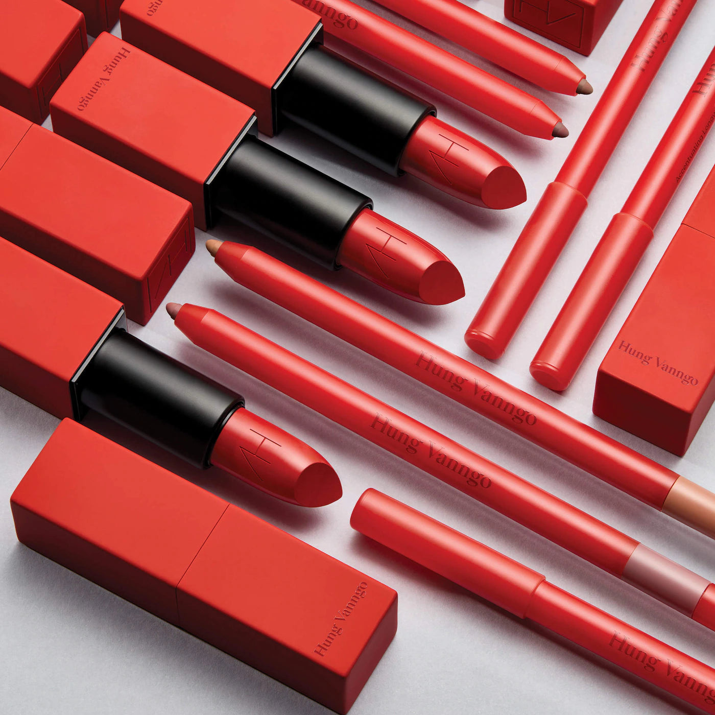 *PREORDEN: Creamy Matte Longwear Lipstick with Hyaluronic Acid - HUNG VANNGO BEAUTY / Labial mate