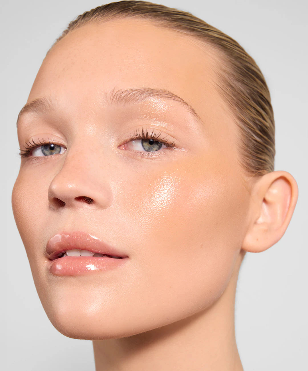 Lip Gloss - Refy / Brillo con beneficios de bálsamo