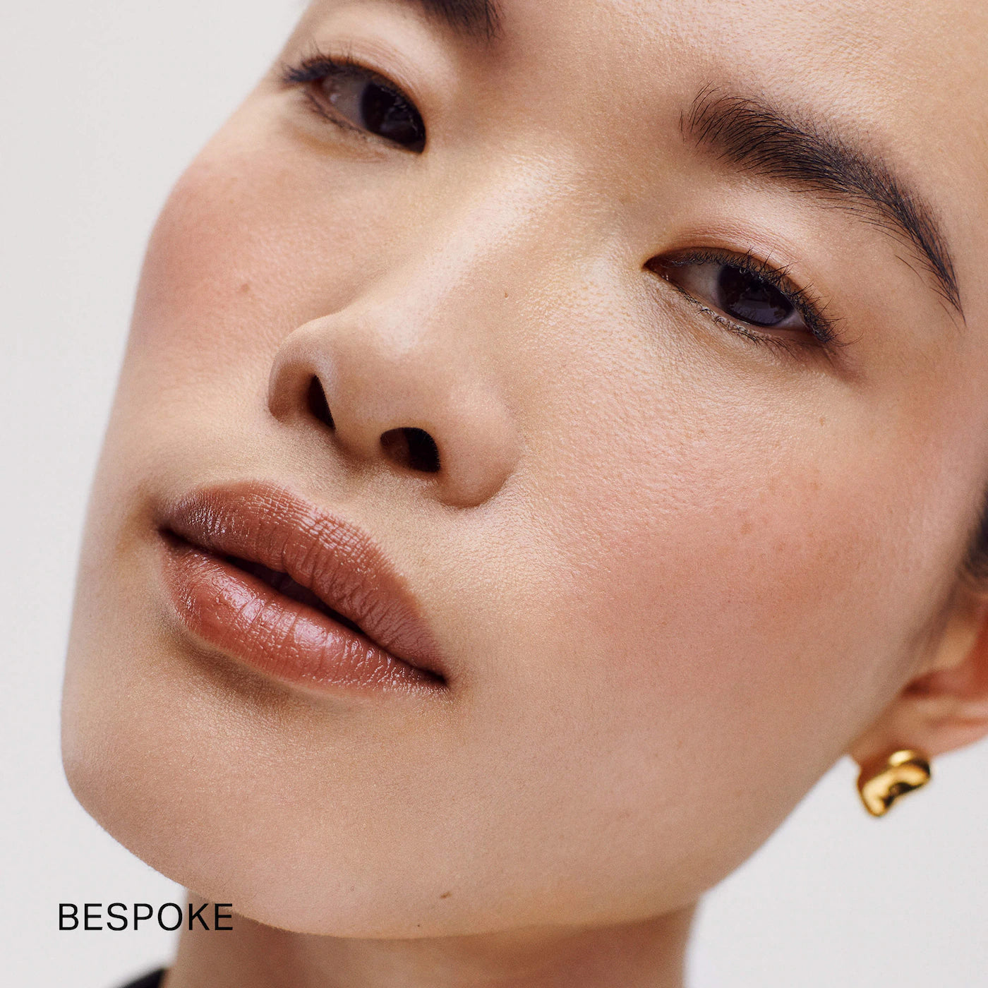 *PREORDEN: Signature Lip Lightweight Lipstick - Merit / Labial mate