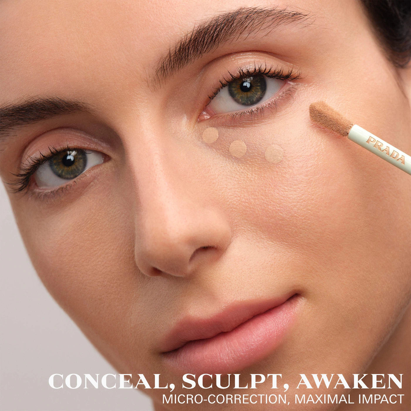 *PREORDEN: Micro-Correcting Blurring Concealer with Peptides - Prada / Corrector