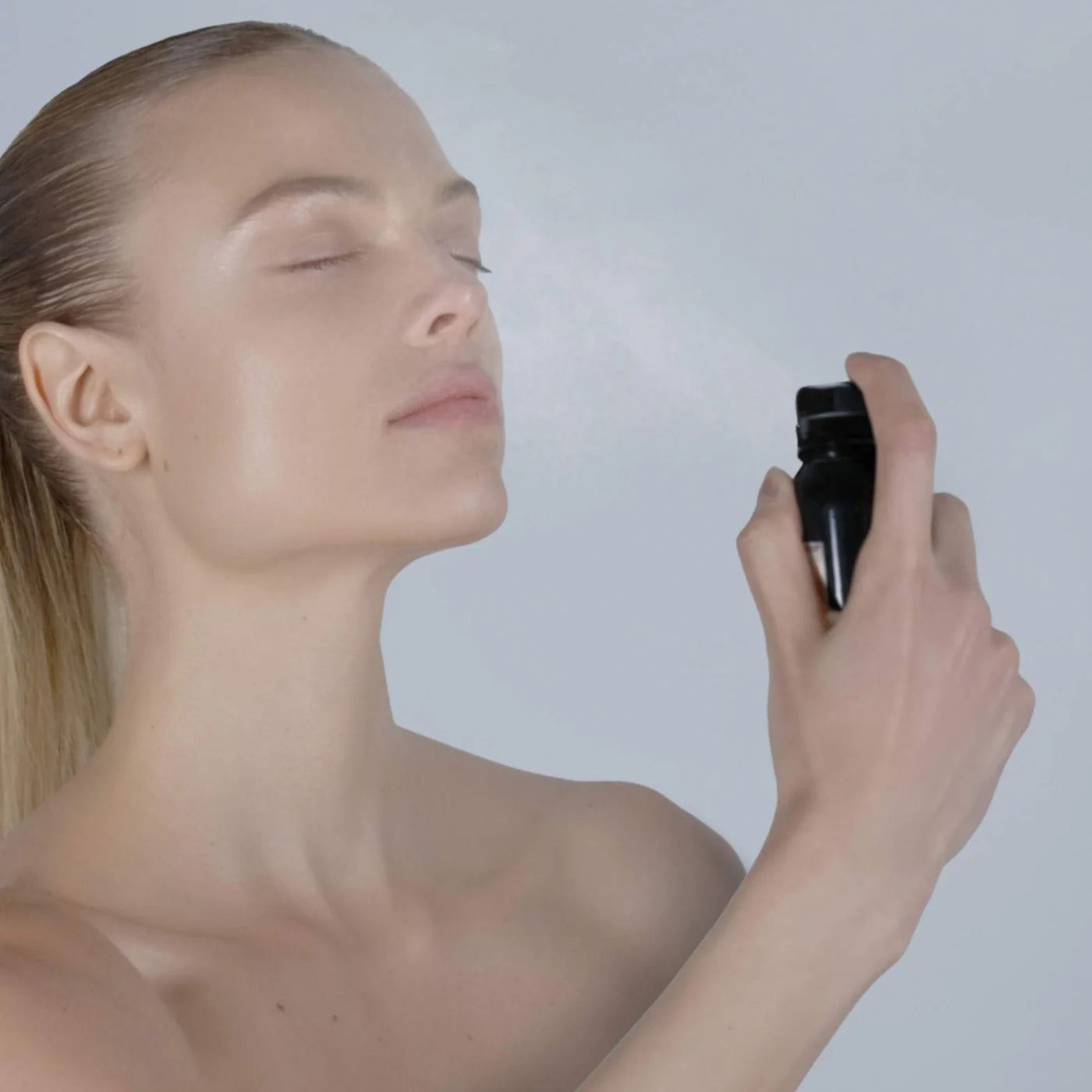 Skin Fetish: Glass 001 Legendary Glow Setting Spray - PAT McGRATH LABS / Spray fijador luminoso