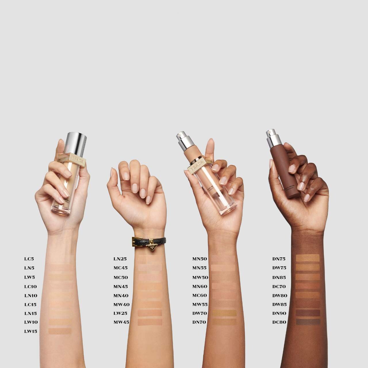 *PREORDEN: Reveal Skin-Optimizing Refillable Soft Matte Foundation - Prada / Base de maquillaje matte