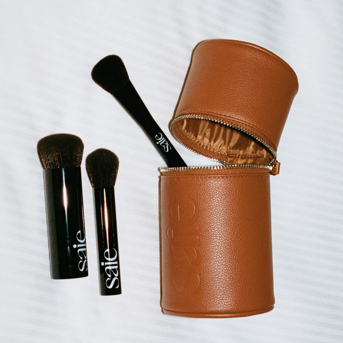 *PREORDEN: Brush Essentials Makeup Brush Gift Set with Travel Case - Saie / Set de brochas