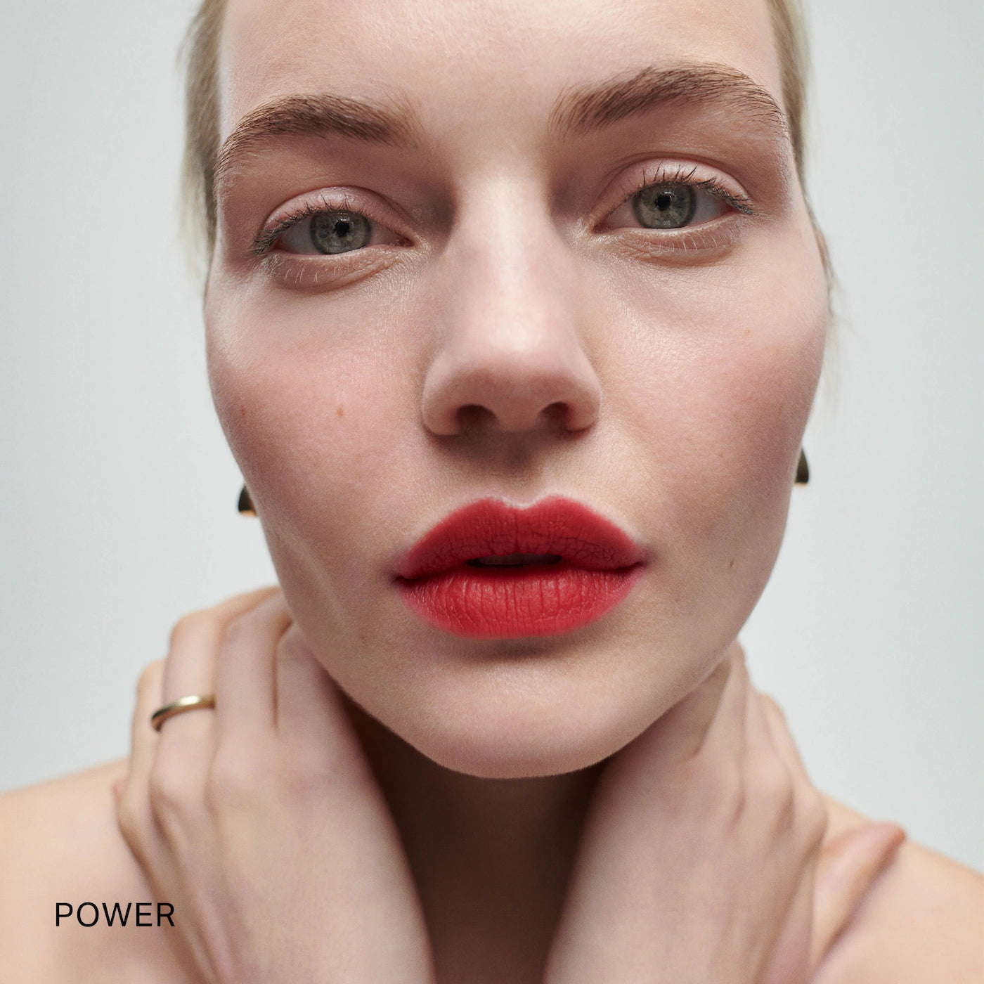 *PREORDEN: Signature Lip Lightweight Matte Lipstick - Merit / Labial mate ligero