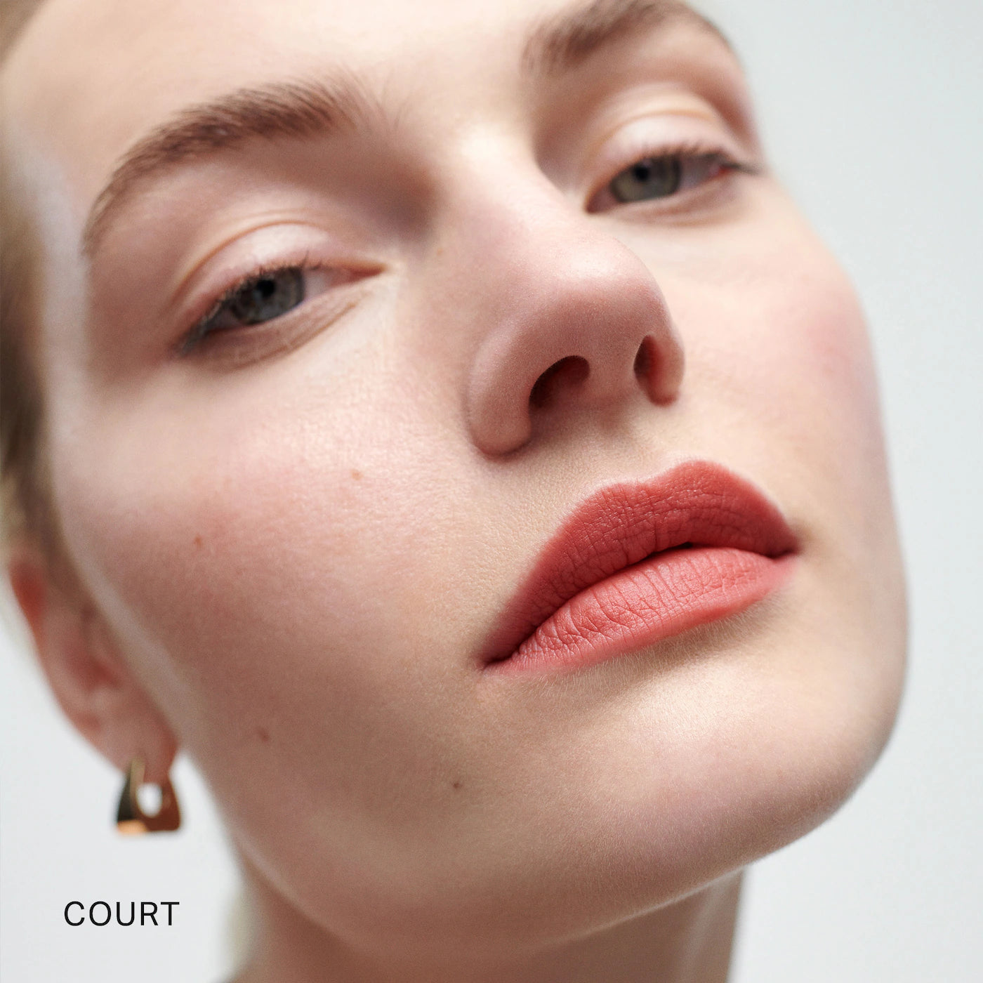 *PREORDEN: Signature Lip Lightweight Matte Lipstick - Merit / Labial mate ligero