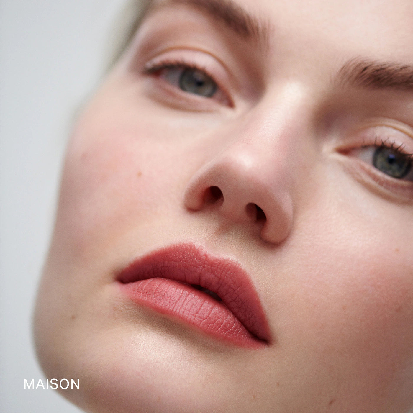*PREORDEN: Signature Lip Lightweight Matte Lipstick - Merit / Labial mate ligero