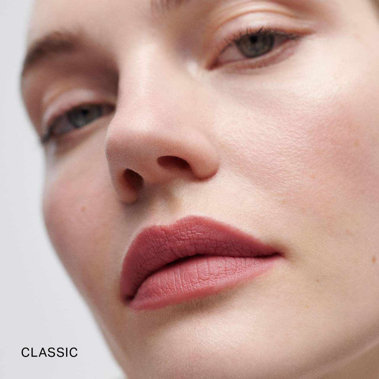 *PREORDEN: Signature Lip Lightweight Matte Lipstick - Merit / Labial mate ligero