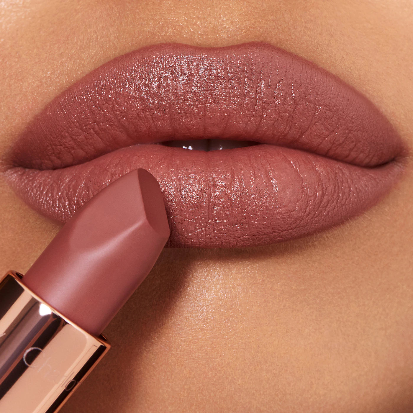 *PREORDEN: Matte Revolution Hydrating Lipstick & Super Nudes - Charlotte Tilbury / Labial de larga duración