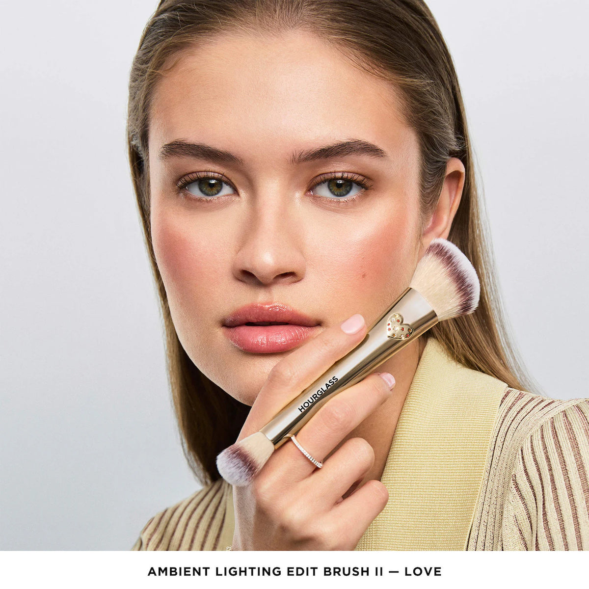 *PREORDEN: Ambient Lighting Edit Unlocked Brush - Hourglass / Brocha para polvo ediciòn limitada