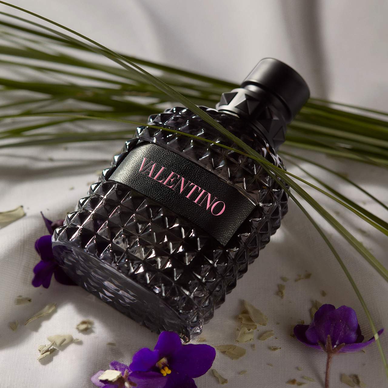 Uomo Born in Roma Eau de Toilette with Violet & Vetiver - Valentino / Perfume cálida