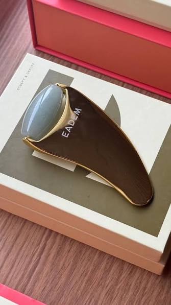 The Chisel Roller Gua Sha & Jade Facial Sculptor - EADEM / Rodillo moldeador
