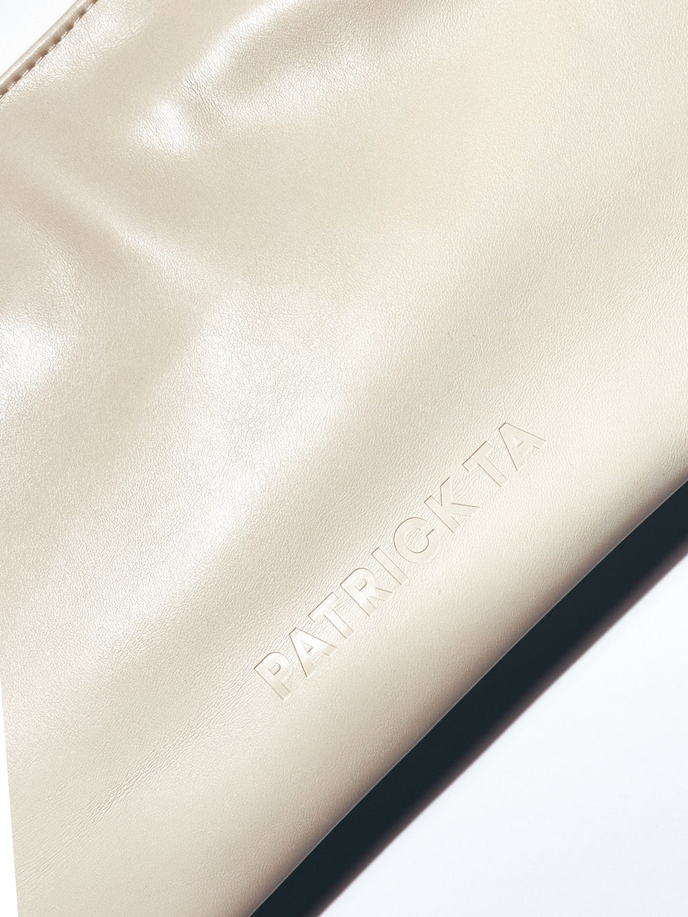 The Elevated Beauty Bag In Cream - PATRICK TA / Bolsa de cuero vegano