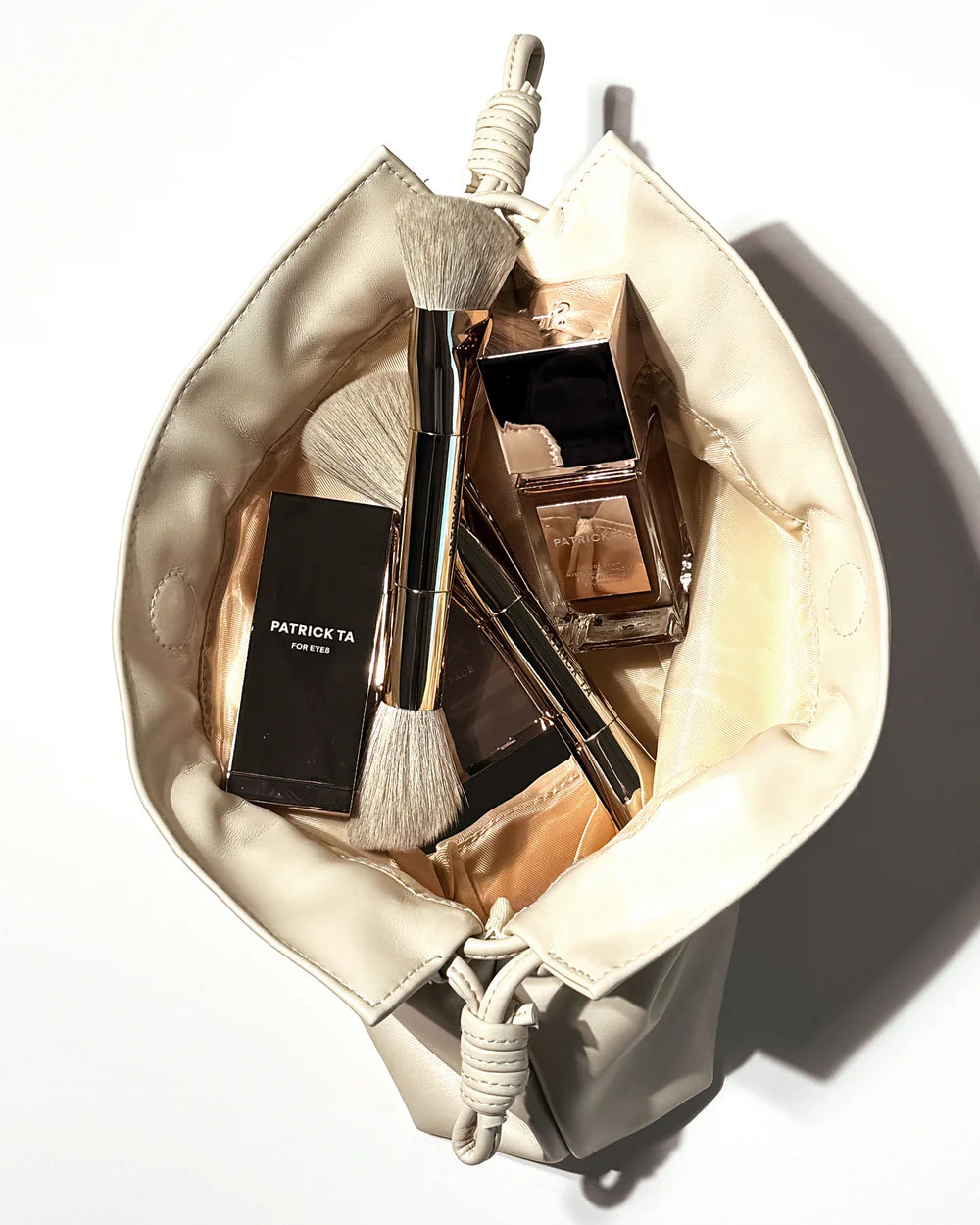 The Elevated Beauty Bag In Cream - PATRICK TA / Bolsa de cuero vegano