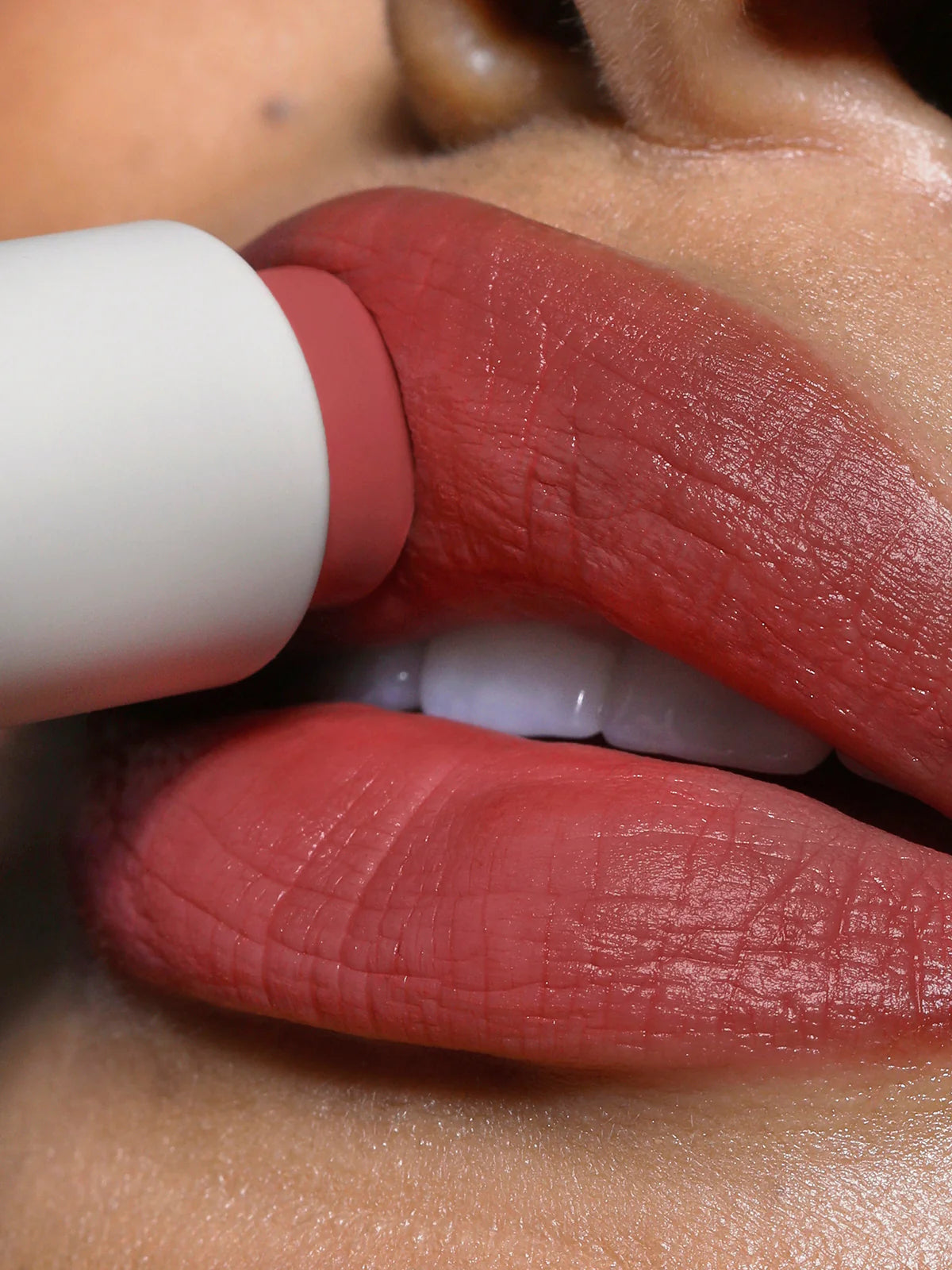 Lip Blush - Refy / Stick para labios con tecnología de difuminado que suaviza los labios