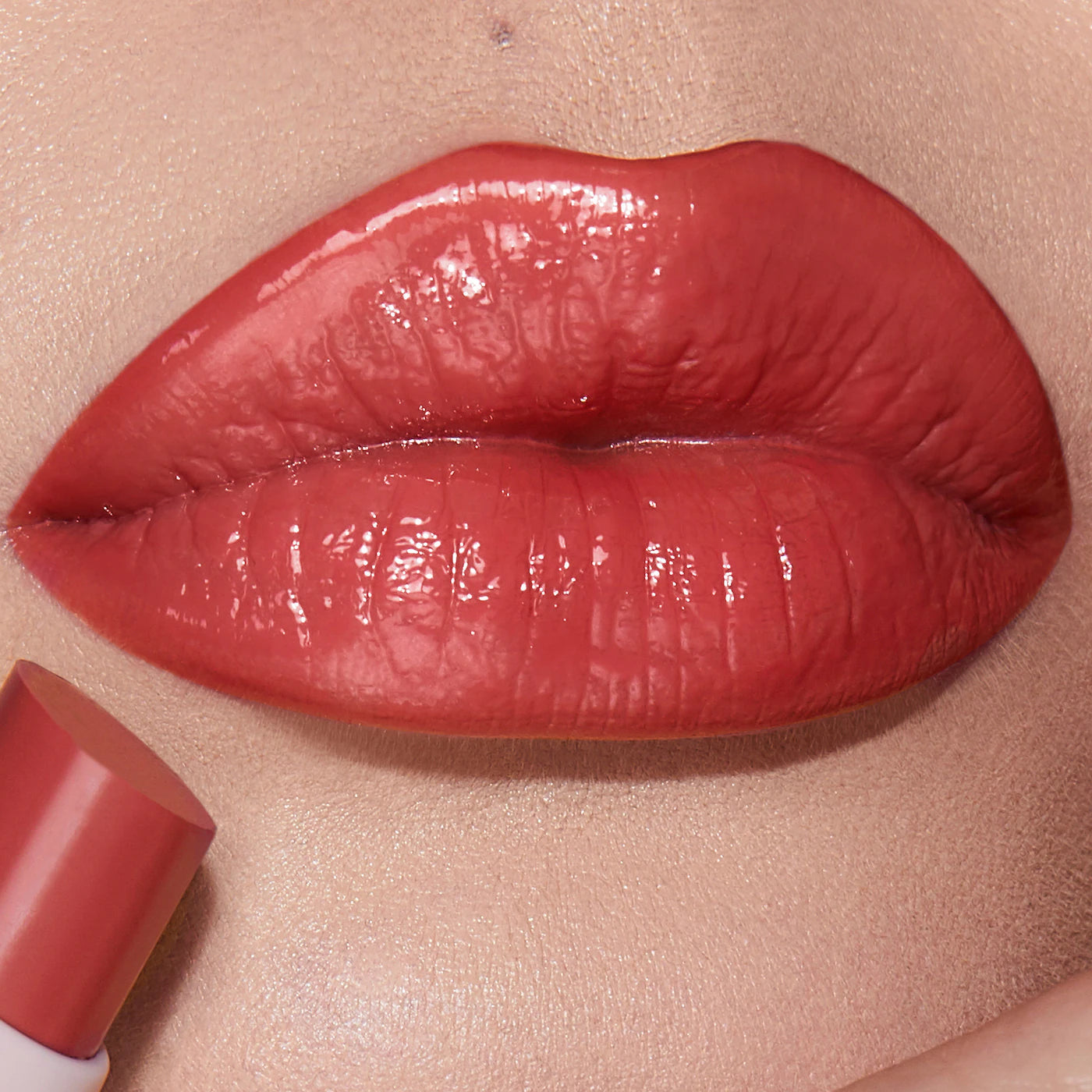 *PREORDEN: Hyaluronic Happikiss Lipstick Balm - Charlotte Tilbury / Bálsamo labial con color