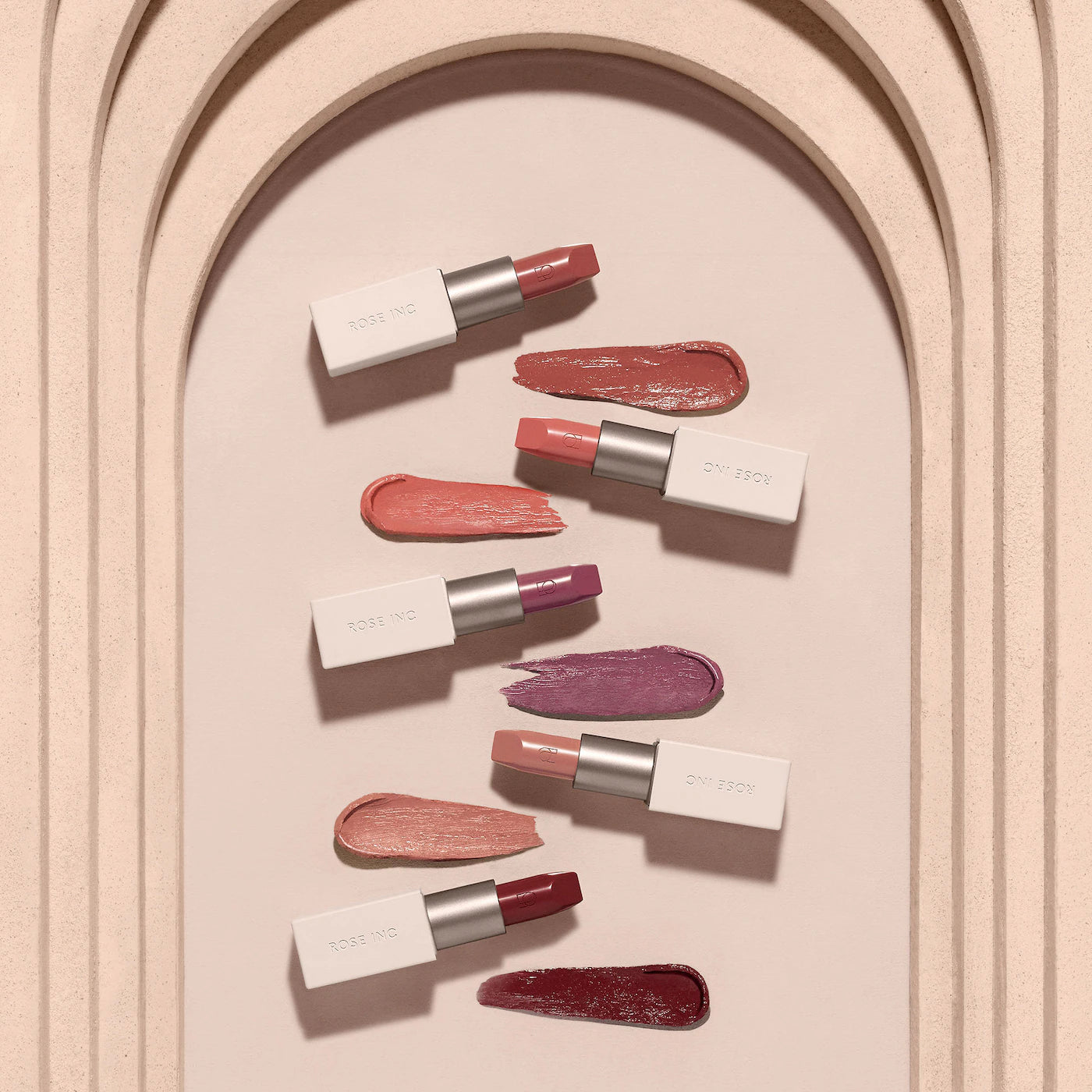 Satin Lip Color Refillable Hydrating Lipstick - Rose Inc / Difumina la apariencia de las líneas de labios