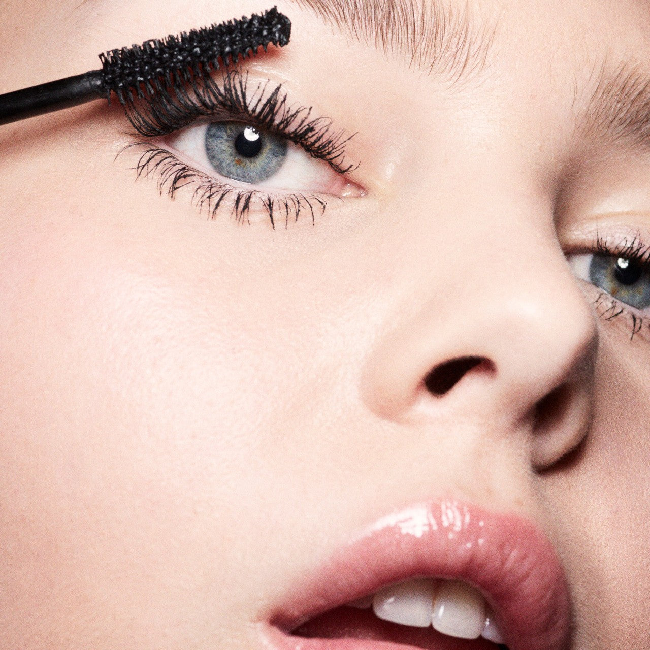 *PREORDEN: Fenty Hella Thicc Volumizing Mascara - Fenty Beauty by Rihanna / Mascara de pestañas de larga duración