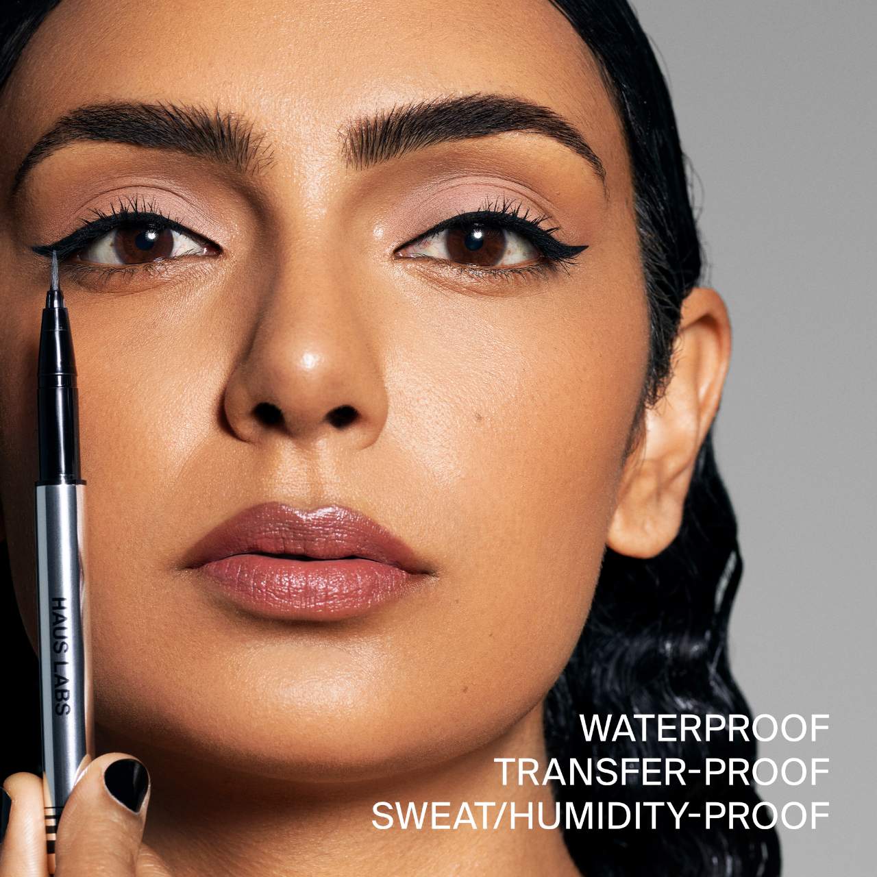 Clear Cut Waterproof Liquid Eyeliner - Haus Labs / Delineador liquido de ojos