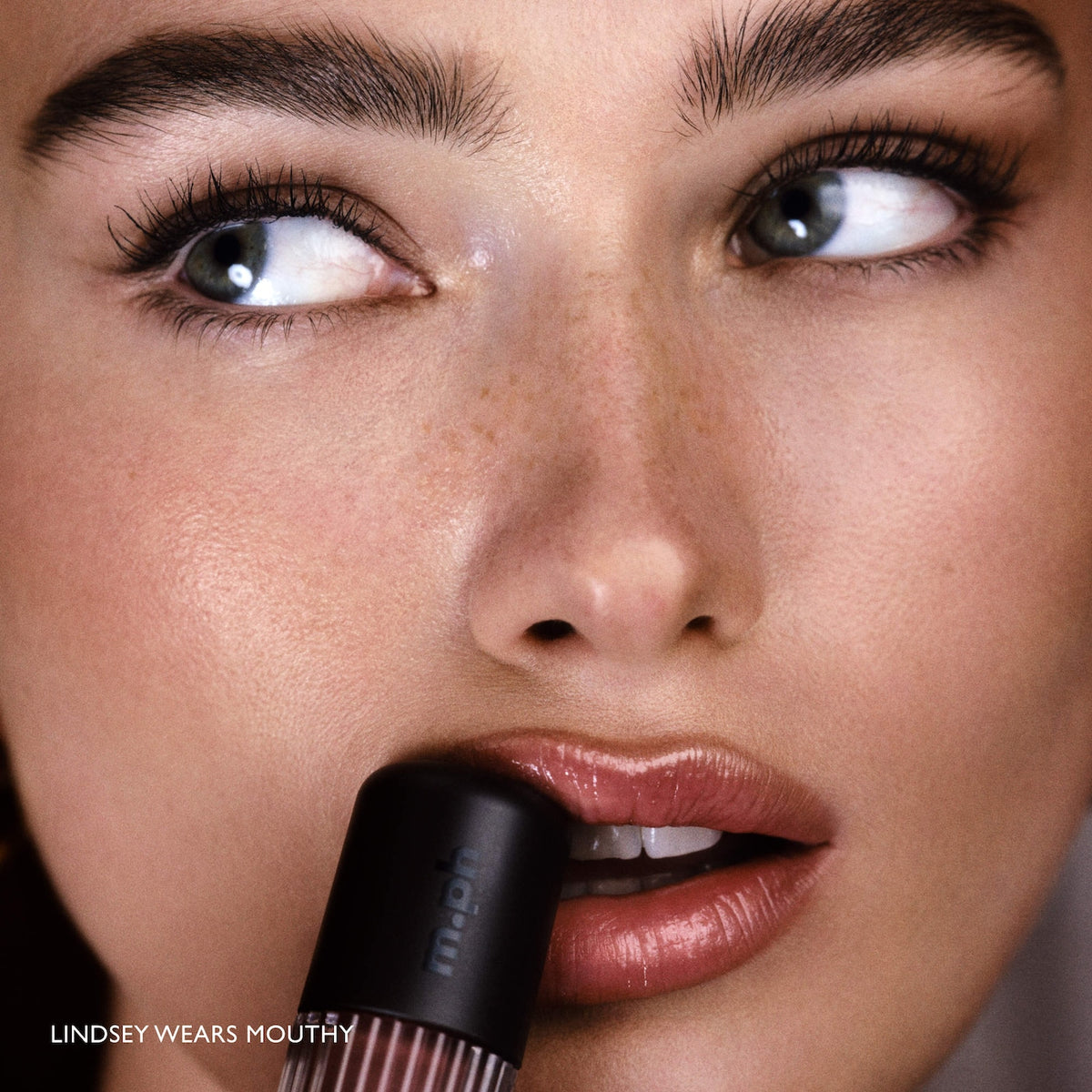 *PREORDEN: Top Coat Hydrating Lip Gloss - m.ph by Mary Phillips / Brillo labial hidratante