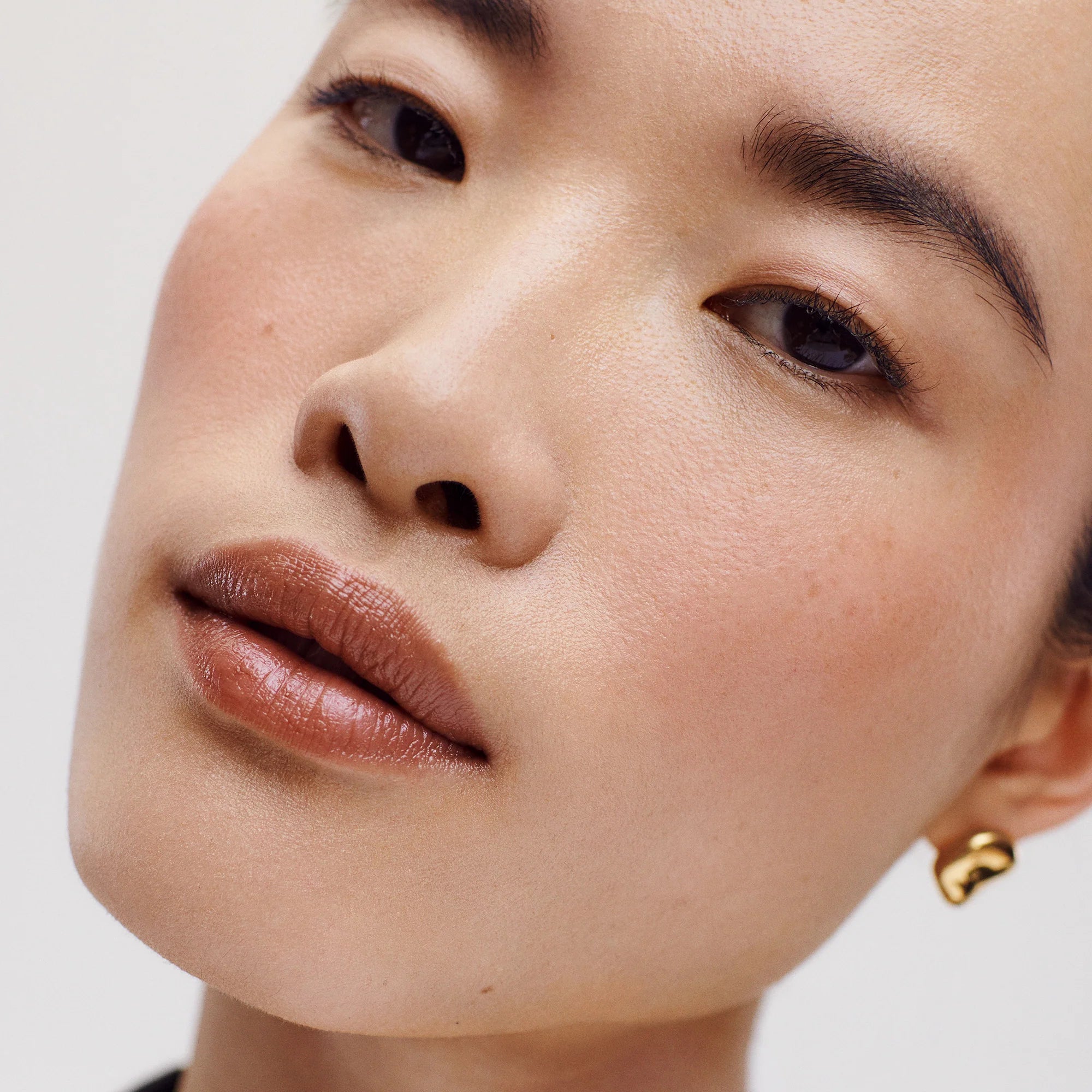 *PREORDEN: Signature Lip Lightweight Lipstick "The Satins" - Merit / Labial color satinado transparente