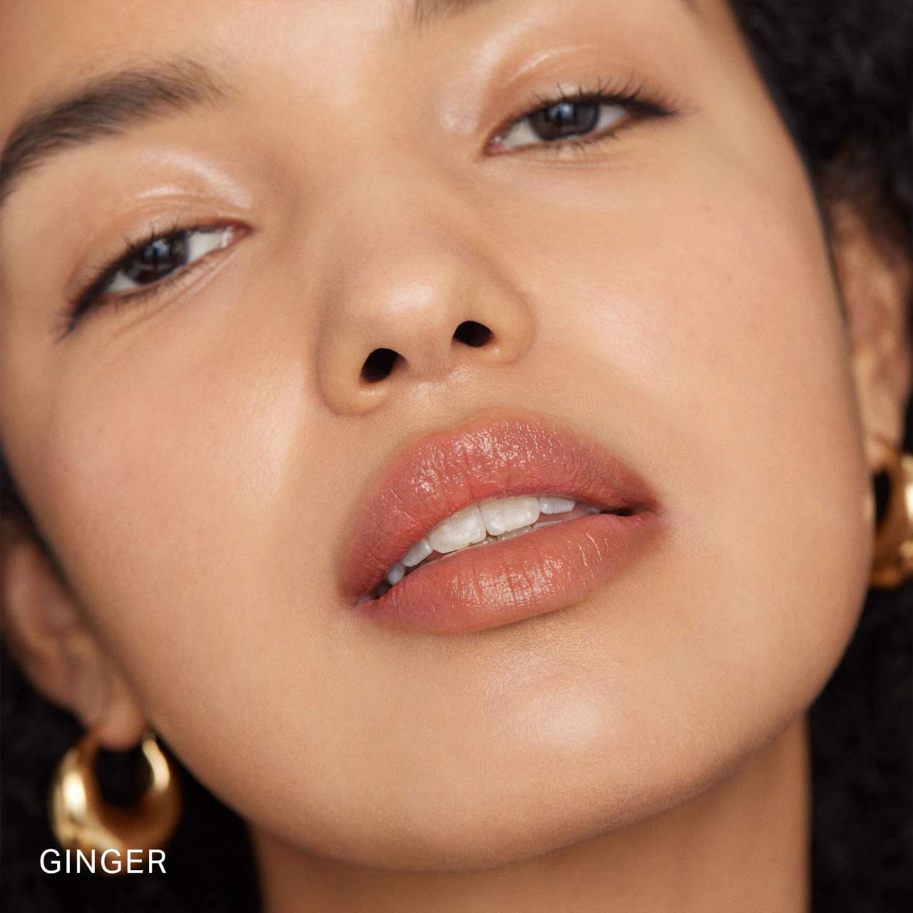 *PREORDEN: Signature Lip Lightweight Lipstick - Merit / Labial mate