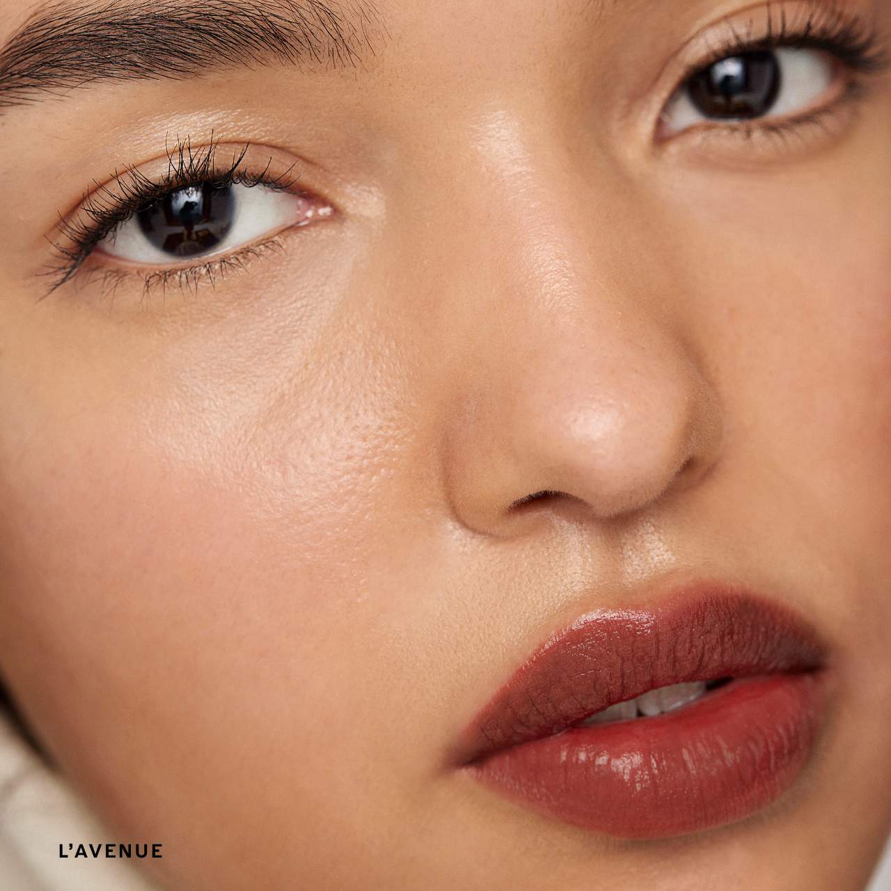 *PREORDEN: Signature Lip Lightweight Lipstick - Merit / Labial mate