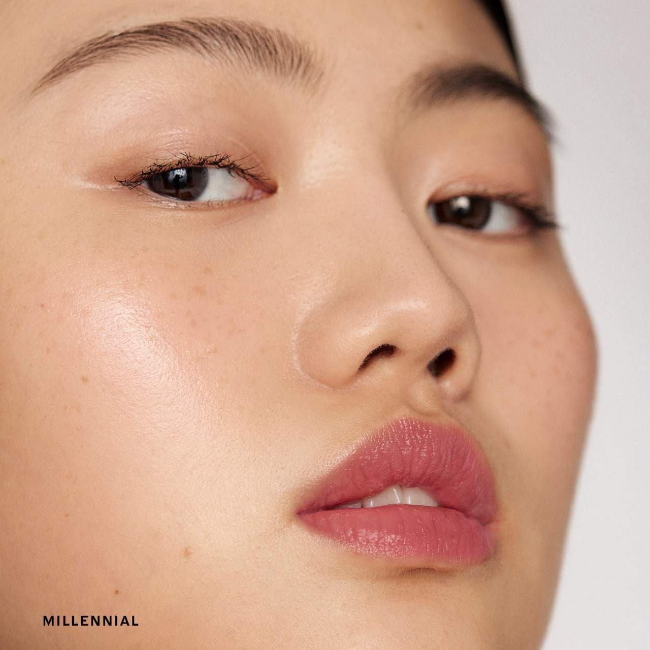 *PREORDEN: Signature Lip Lightweight Lipstick - Merit / Labial mate