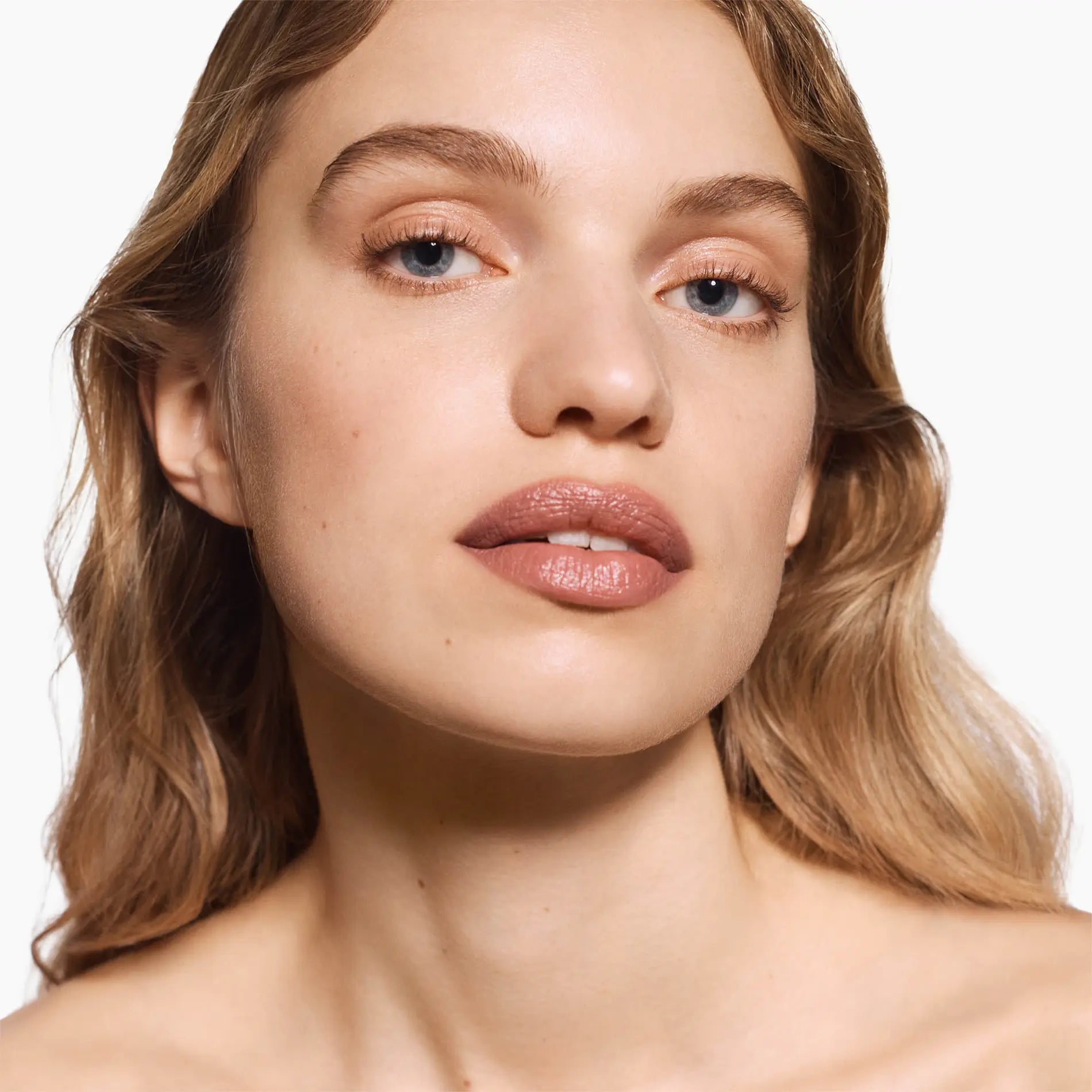 Satin Lip Color Refillable Hydrating Lipstick - Rose Inc / Difumina la apariencia de las líneas de labios