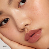 *PREORDEN: Signature Lip Lightweight Satin Lipstick - Merit / Labial humectante