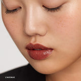 *PREORDEN: Signature Lip Lightweight Satin Lipstick - Merit / Labial humectante