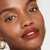 *PREORDEN: Signature Lip Lightweight Satin Lipstick - Merit / Labial humectante