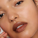 *PREORDEN: Signature Lip Lightweight Satin Lipstick - Merit / Labial humectante