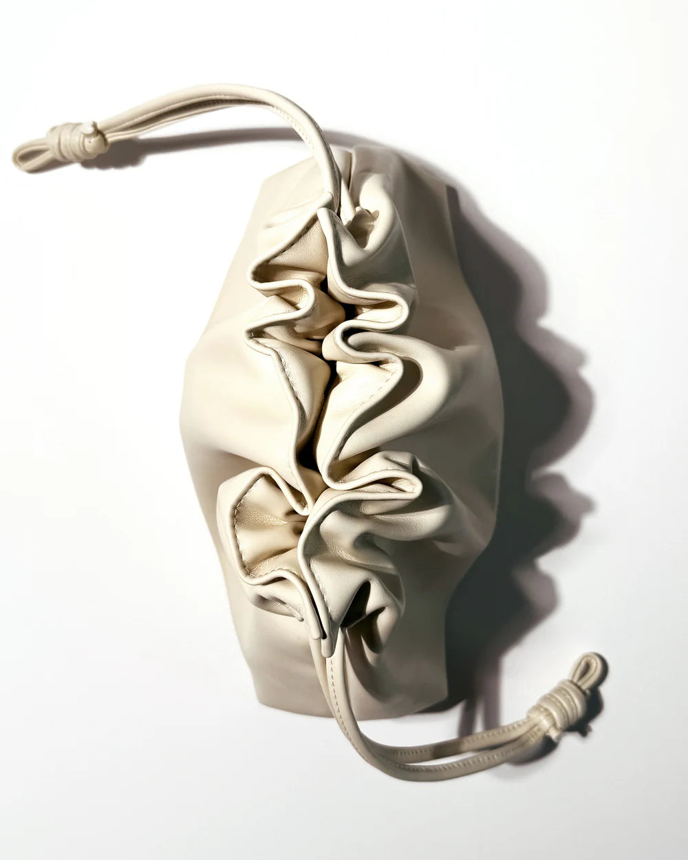The Elevated Beauty Bag In Cream - PATRICK TA / Bolsa de cuero vegano