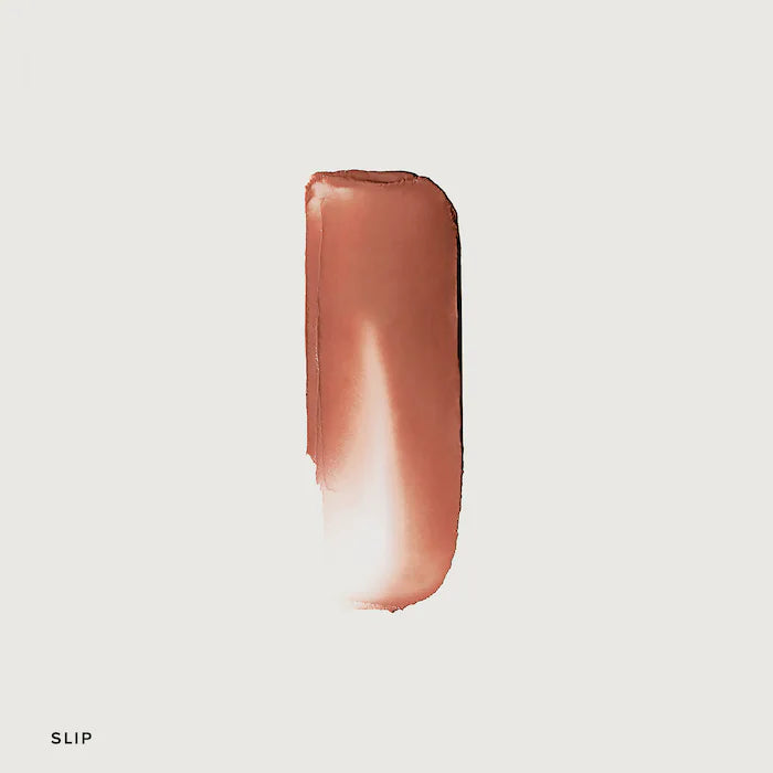 *PREORDEN: Signature Lip Lightweight Satin Lipstick - Merit / Labial humectante