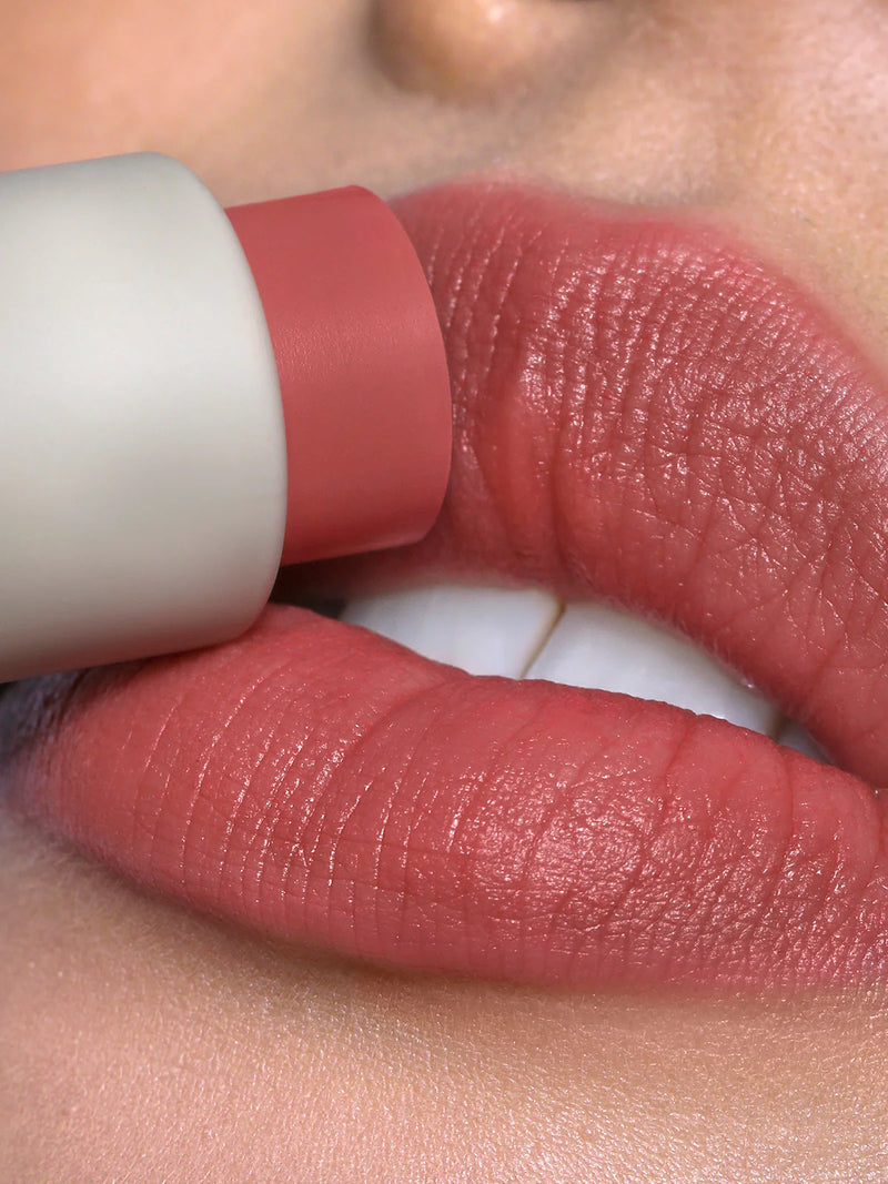 Lip Blush - Refy / Stick para labios con tecnología de difuminado que suaviza los labios