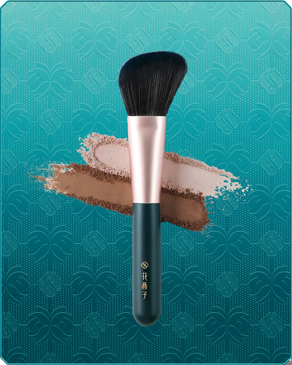 Soft Blooming Contour Brush / Brocha multifuncional para polvos en rostro y mejillas