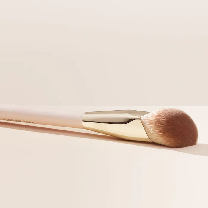 *PREORDEN: Liquid Touch Foundation Brush - Rare Beauty / Brocha para base